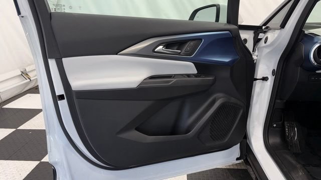New 2025 Chevrolet Equinox EV LT FWD image 17