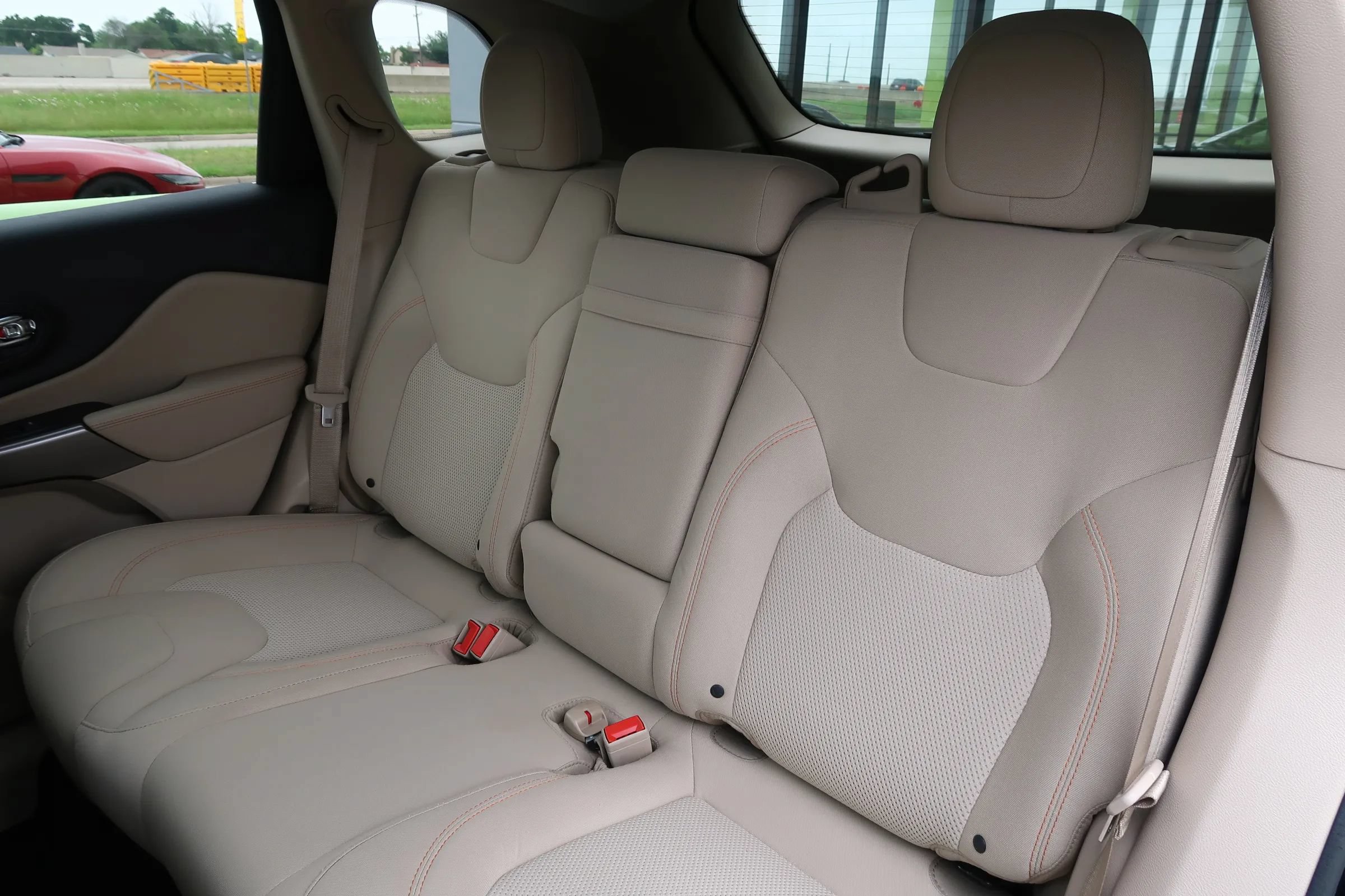 Used 2019 Jeep Cherokee Latitude w/ Popular Appearance Group FWD image 19