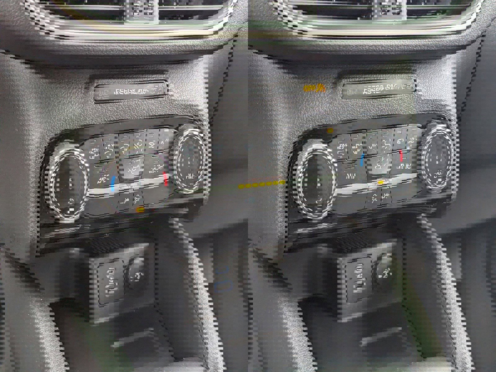 Used 2022 Ford Escape SE w/ SE Sport Appearance Package image 29