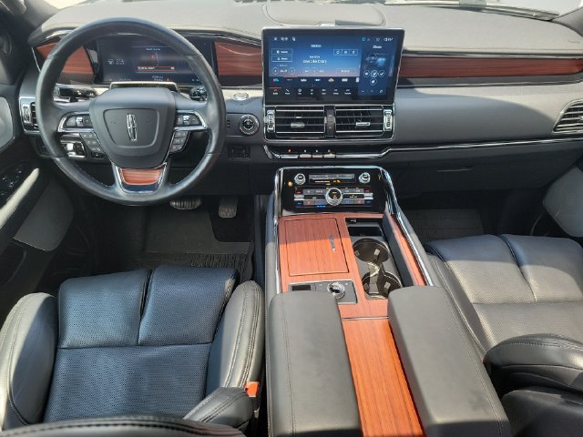 Used 2024 Lincoln Navigator L Reserve AWD/4WD image 3