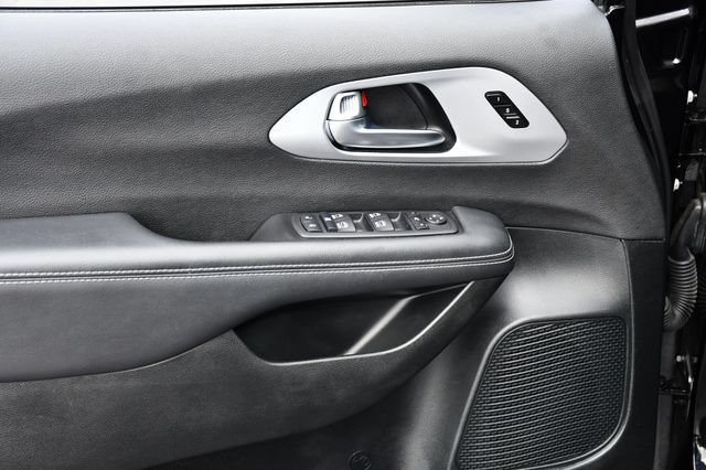 Used 2025 Chrysler Pacifica Limited FWD image 29