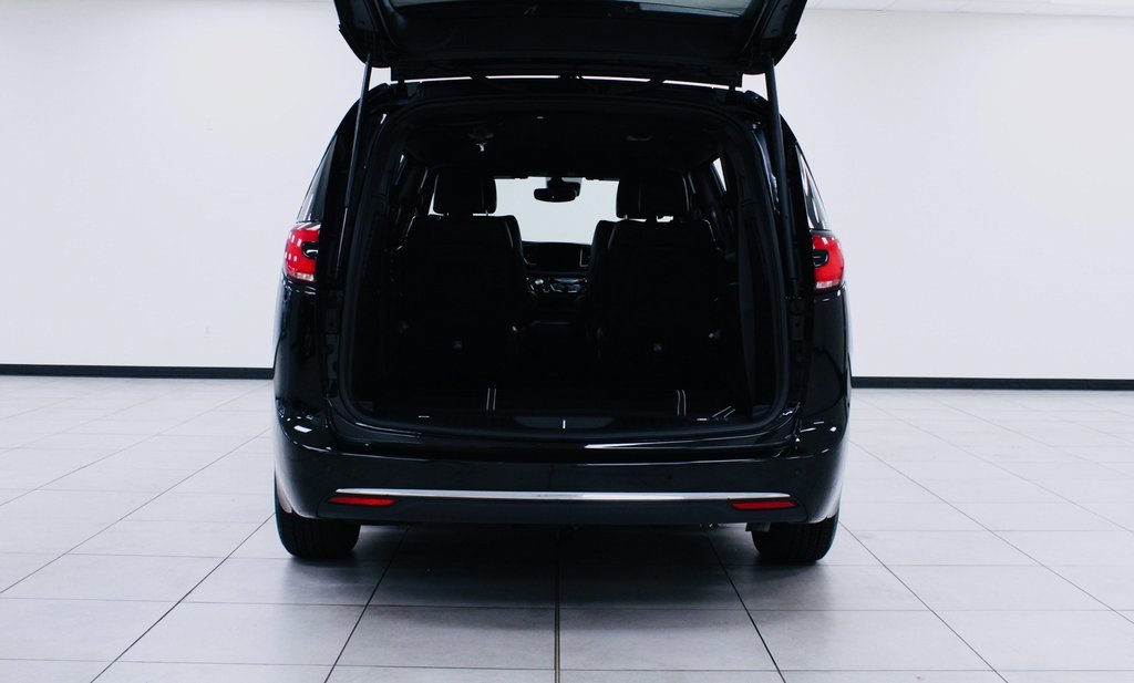 Used 2025 Chrysler Pacifica Select image 13