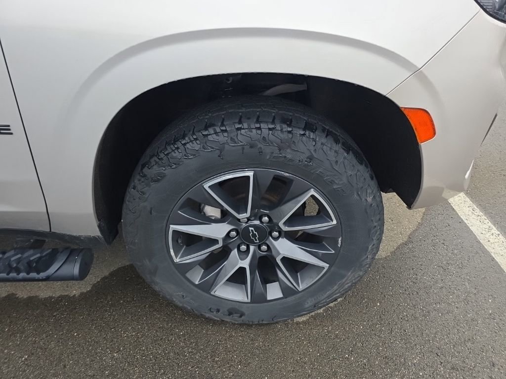 Used 2022 Chevrolet Tahoe Z71 w/ Luxury Package AWD/4WD image 3