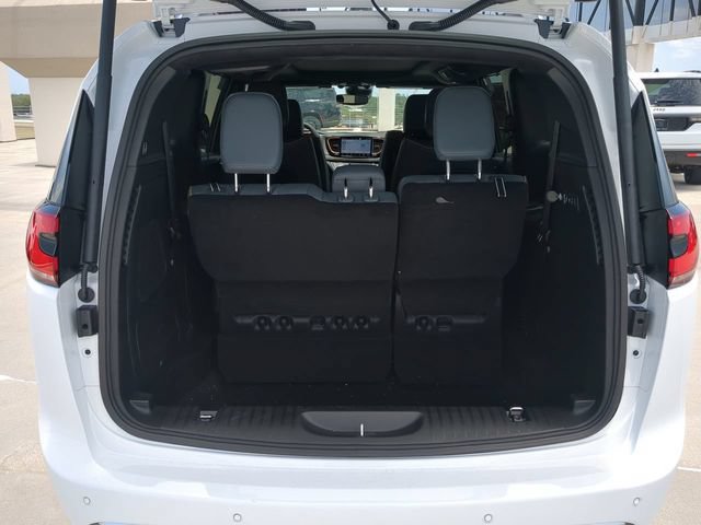 New 2027 Chrysler Pacifica Pinnacle w/ Theater Group AWD/4WD image 14