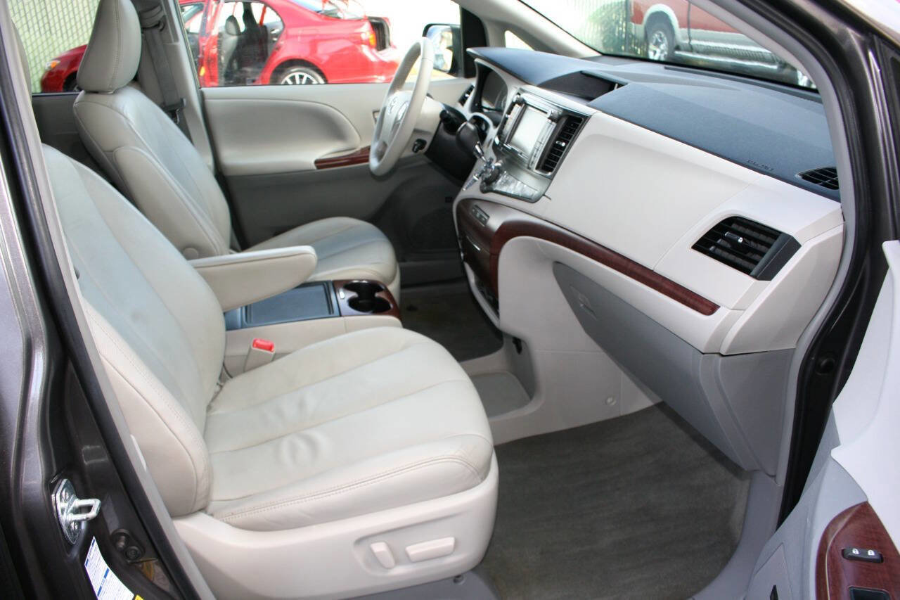 Used 2014 Toyota Sienna XLE image 23
