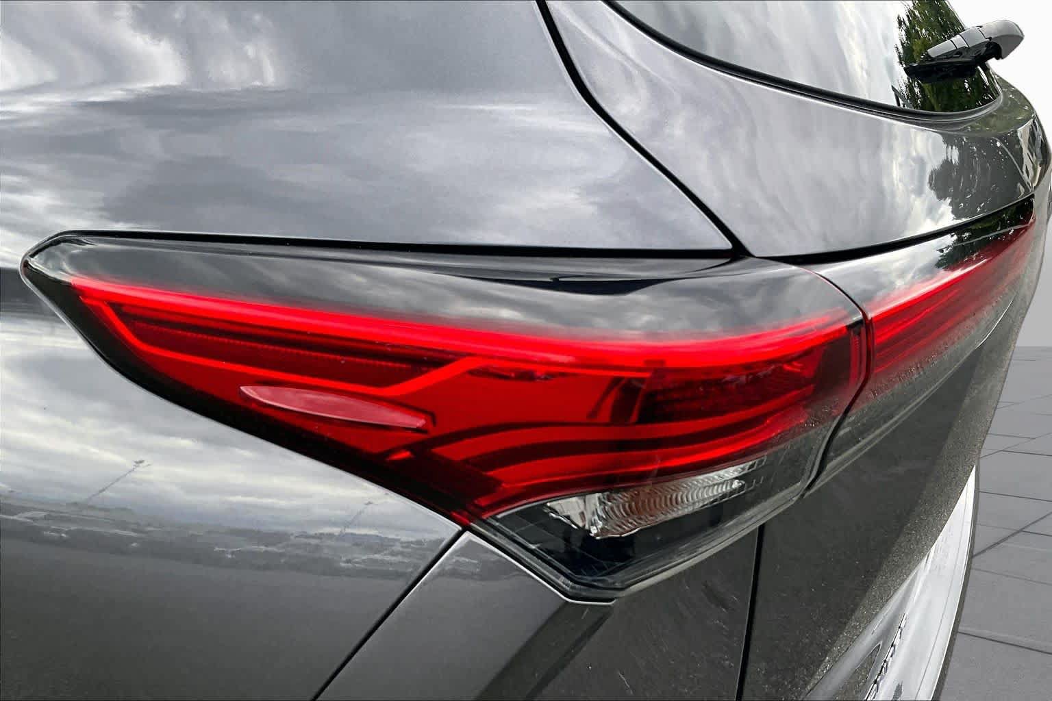 Used 2021 Toyota Highlander XLE AWD/4WD image 29