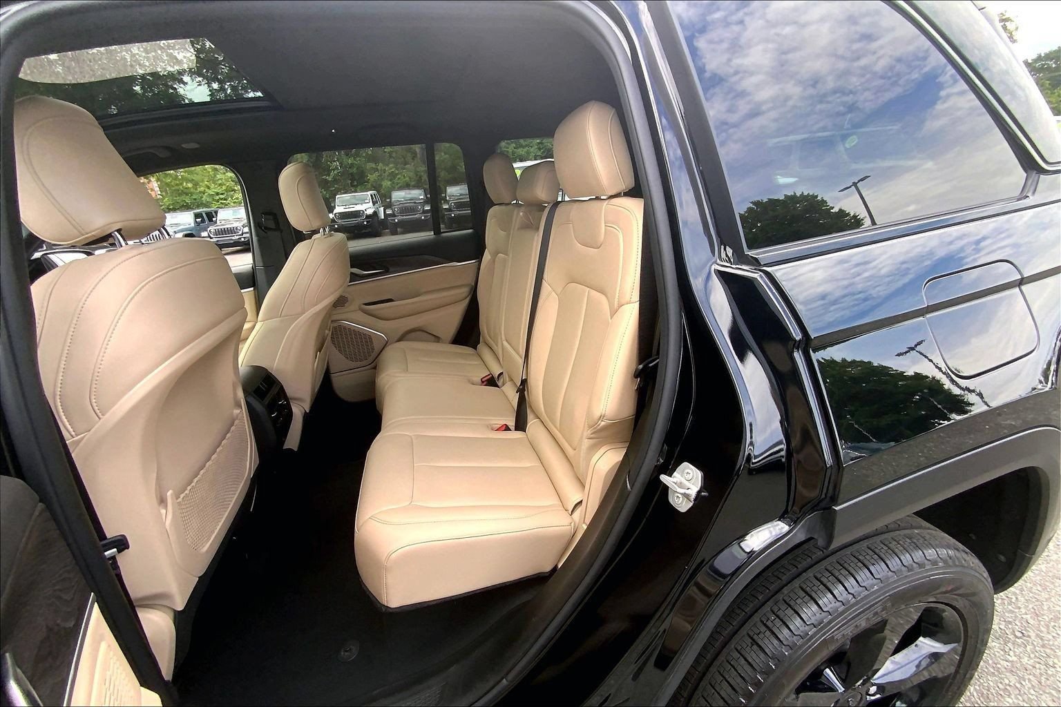 Certified 2025 Jeep Grand Cherokee Limited w/ Black Appearance Package AWD/4WD image 18