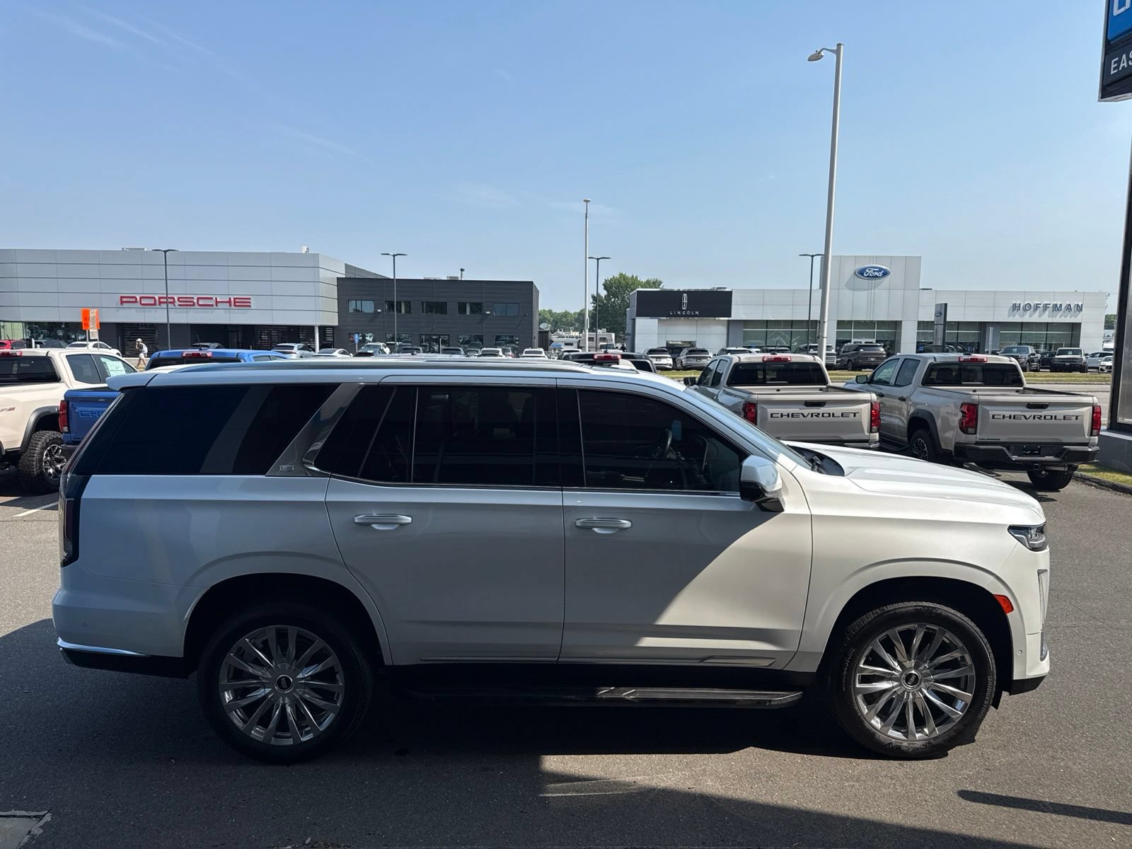 Used 2023 Cadillac Escalade Premium Luxury AWD/4WD image 5