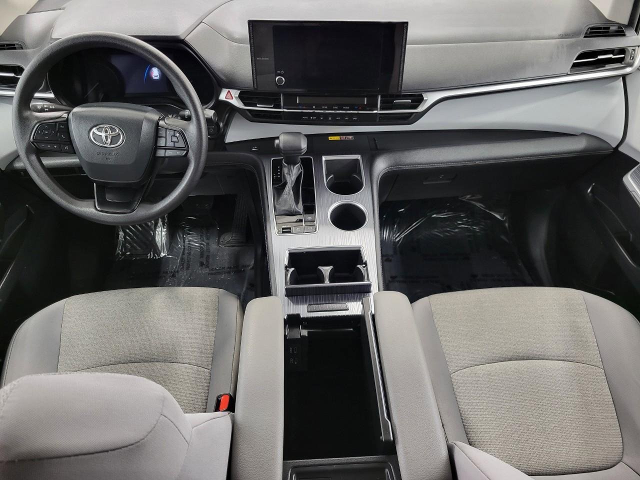 Used 2025 Toyota Sienna LE image 6