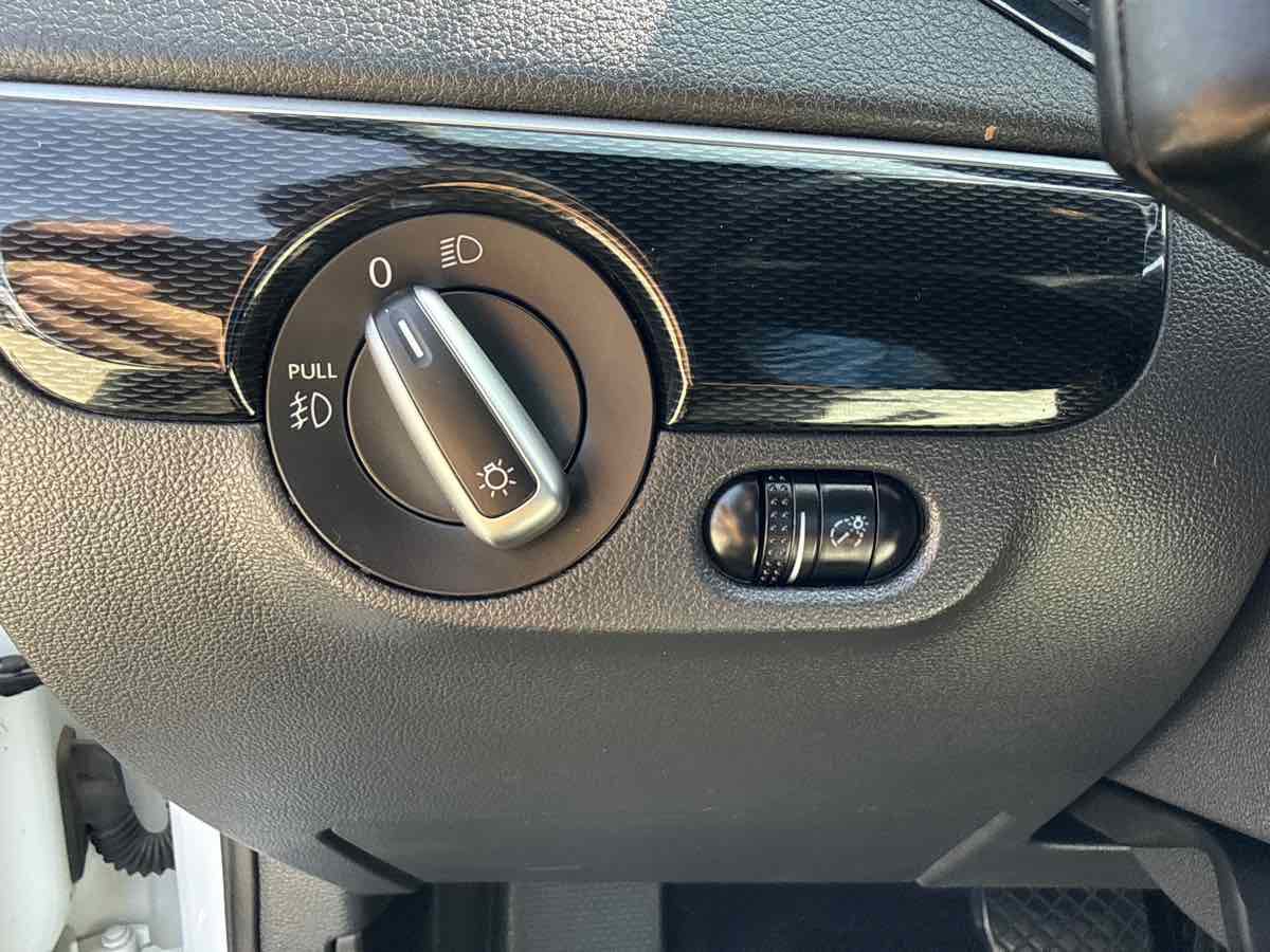 Used 2015 Volkswagen Jetta Sport FWD image 23