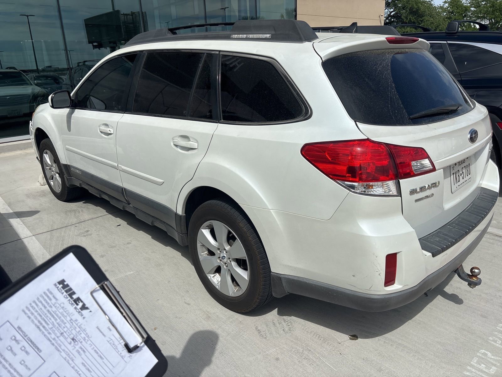Used 2011 Subaru Outback 2.5i Limited AWD/4WD image 2