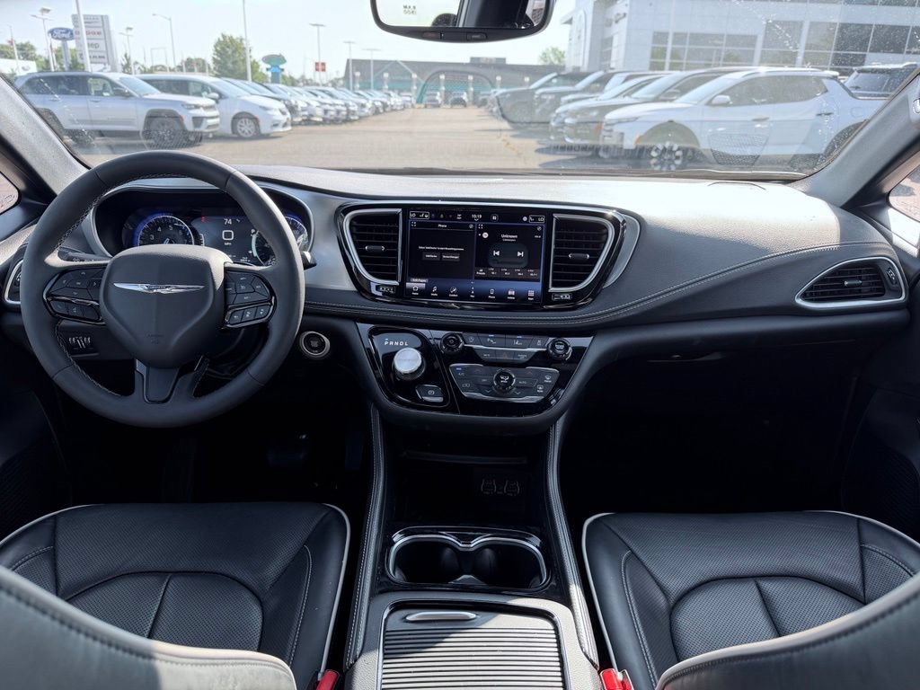 Used 2025 Chrysler Pacifica Limited FWD image 36