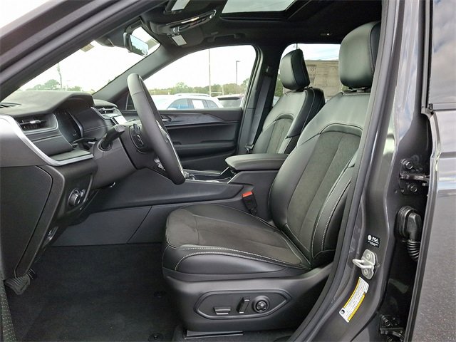 New 2025 Jeep Grand Cherokee Altitude image 9