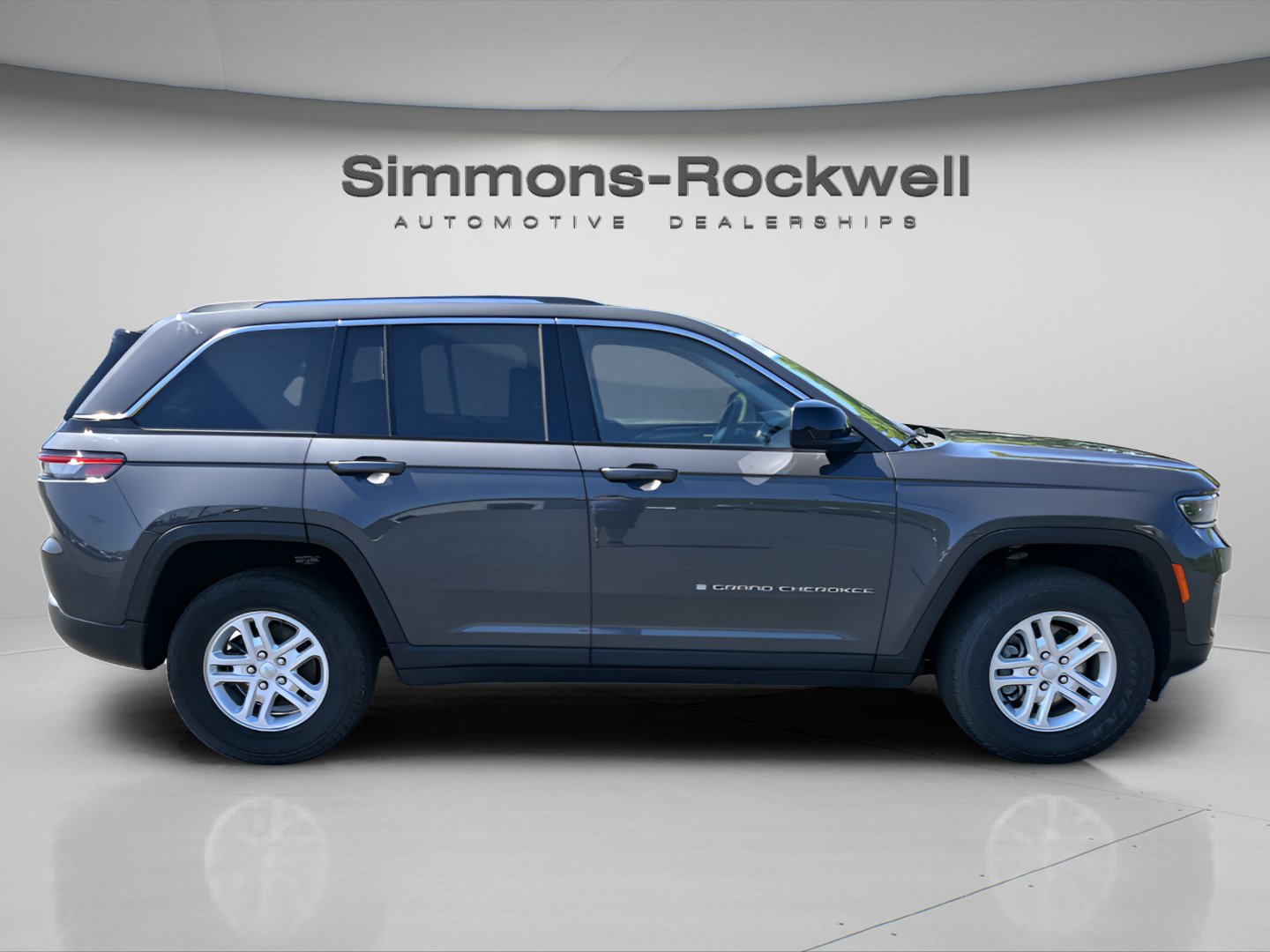 Used 2022 Jeep Grand Cherokee Laredo w/ Luxury Tech Group I AWD/4WD image 6