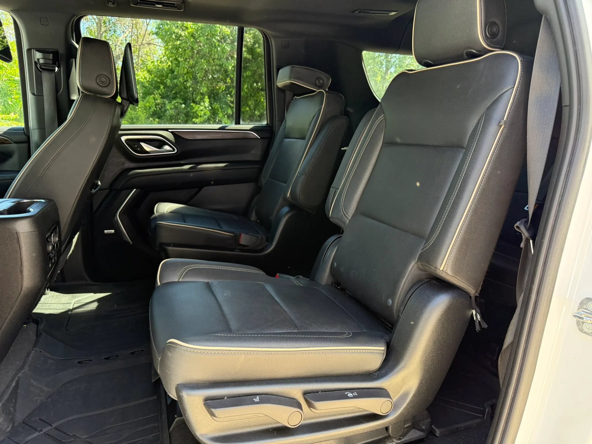 Used 2023 Chevrolet Suburban Premier w/ Premium Package 2 AWD/4WD image 15