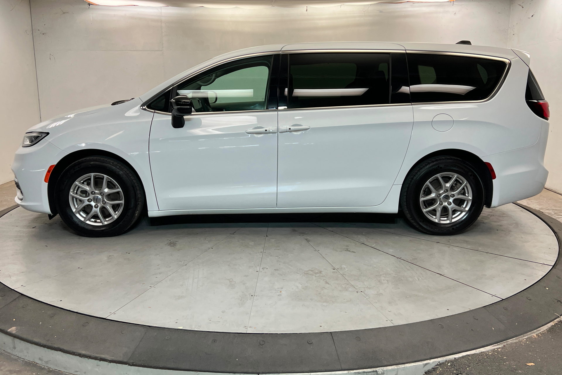 Used 2024 Chrysler Pacifica Touring-L FWD image 2