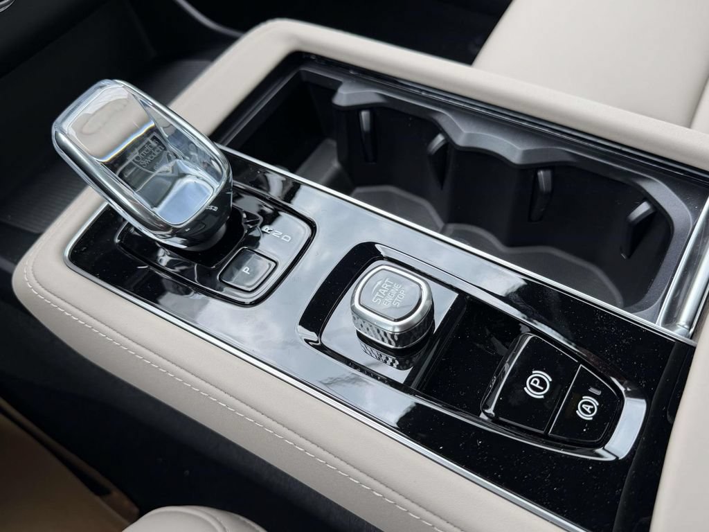 New 2026 Volvo XC90 B5 Plus w/ Protection Package Premier AWD/4WD image 6