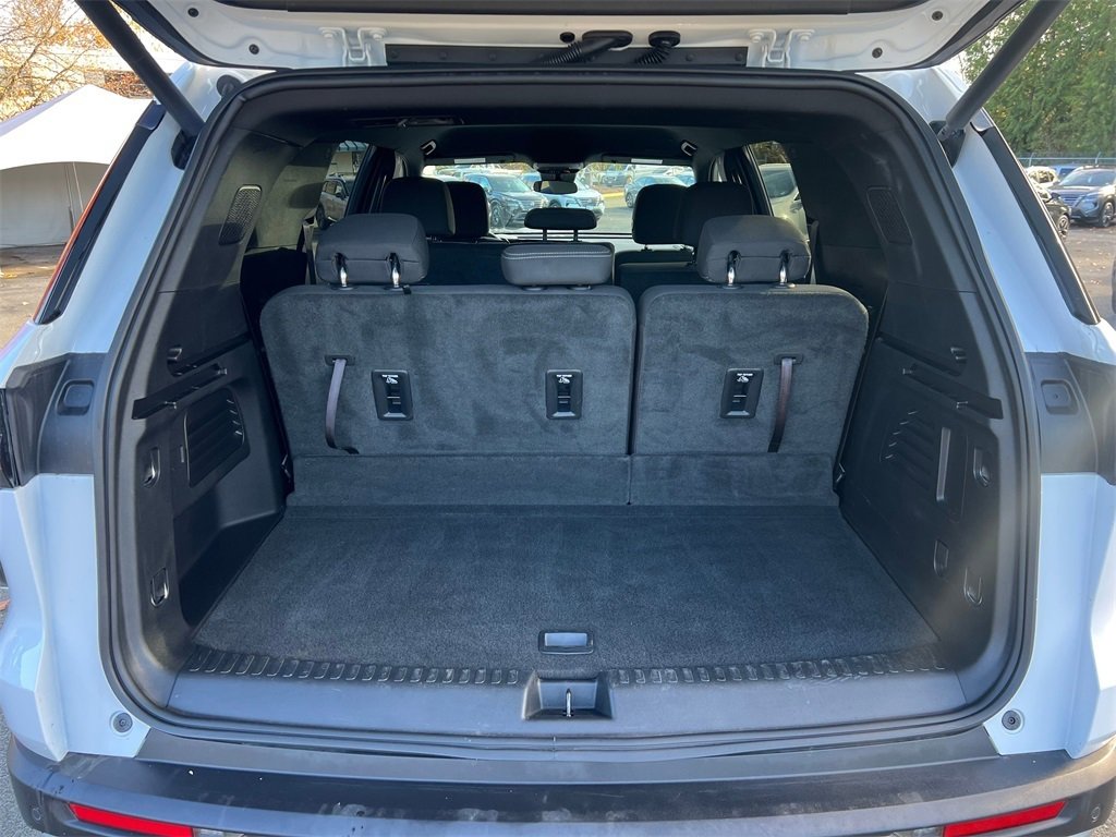 Used 2024 Chevrolet Traverse LT image 11