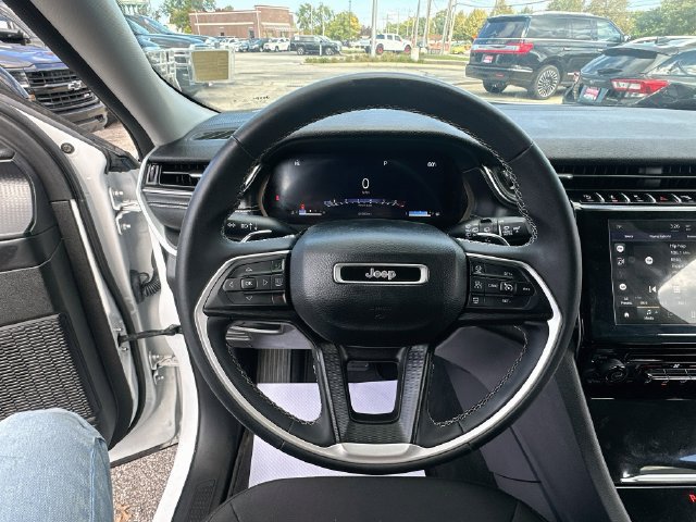 Used 2023 Jeep Grand Cherokee Laredo AWD/4WD image 12
