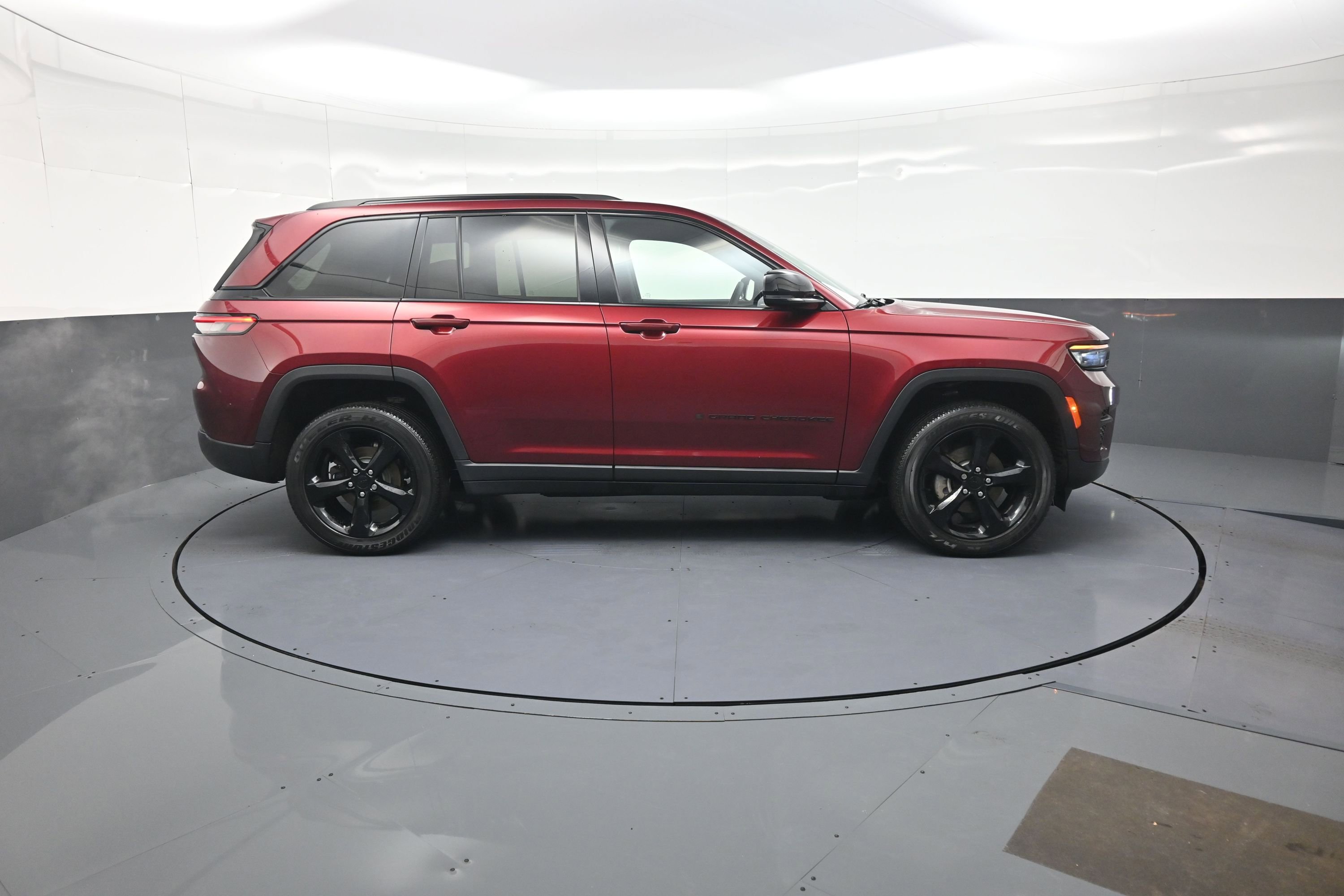 Used 2023 Jeep Grand Cherokee Altitude image 2