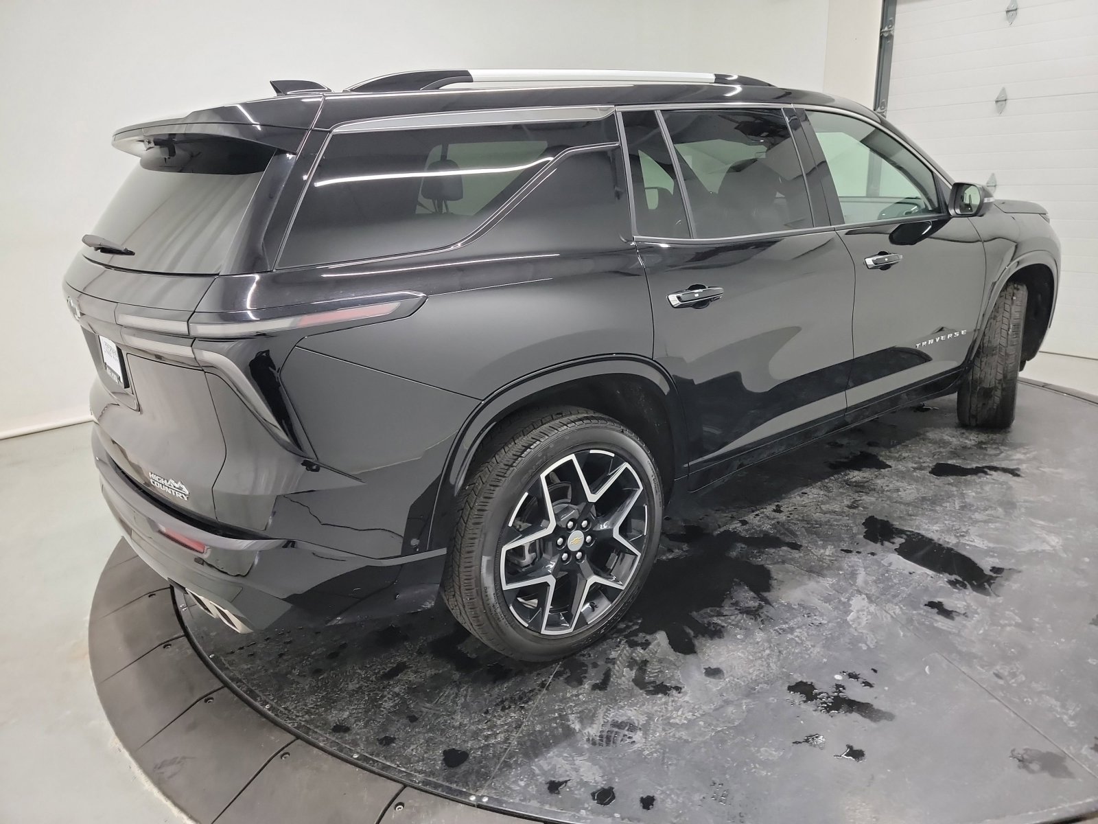 Used 2025 Chevrolet Traverse High Country image 9