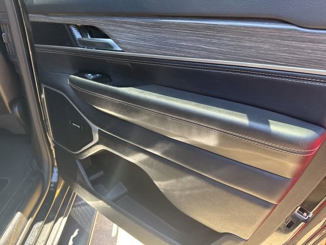 Used 2024 Jeep Wagoneer L Series II RWD image 16