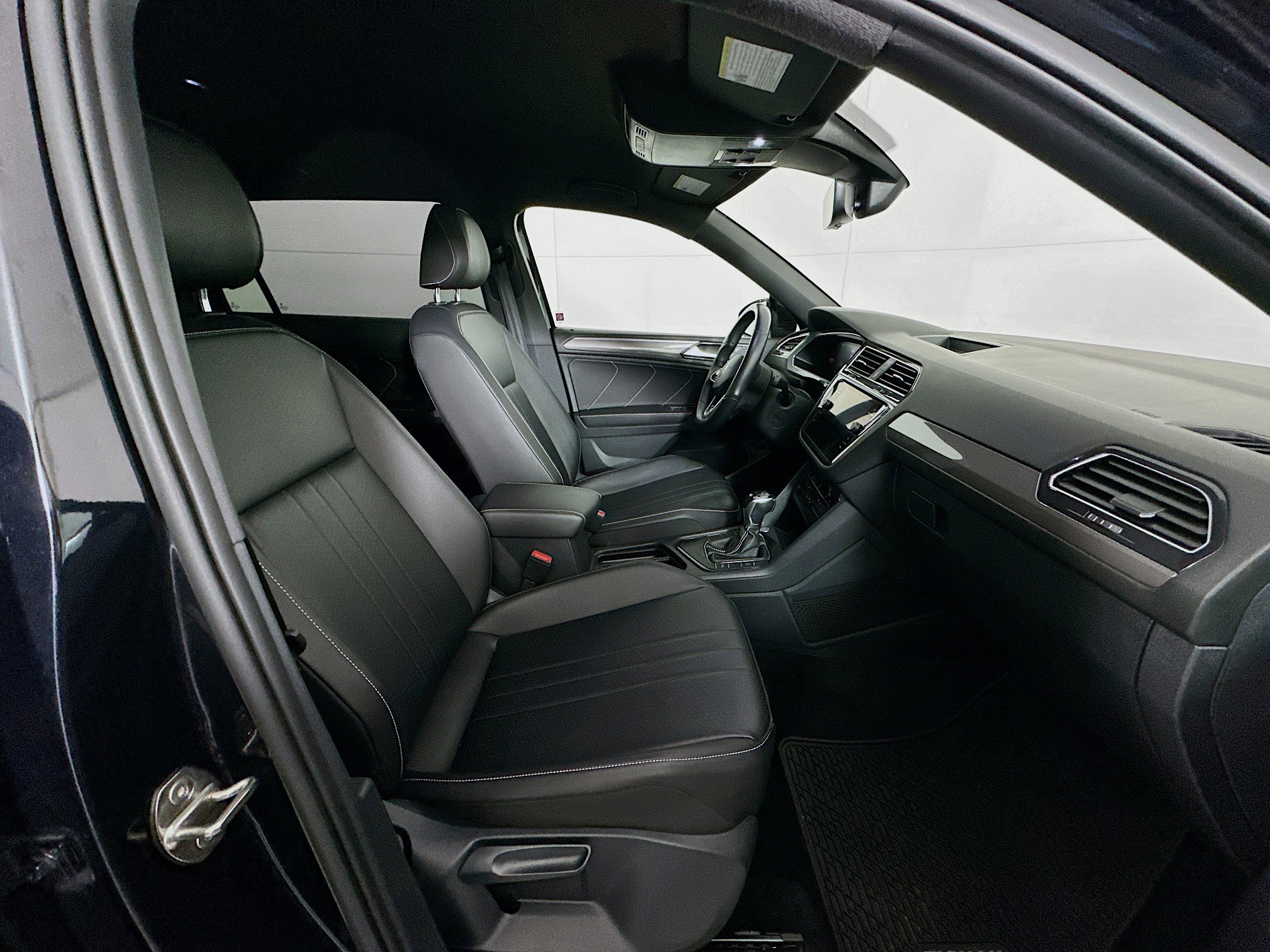 Used 2022 Volkswagen Tiguan SE R-Line image 33