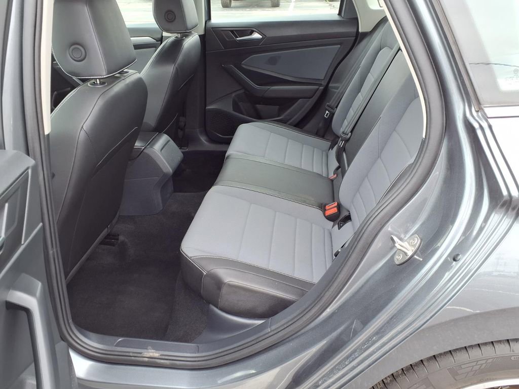 Used 2025 Volkswagen Jetta SE image 24