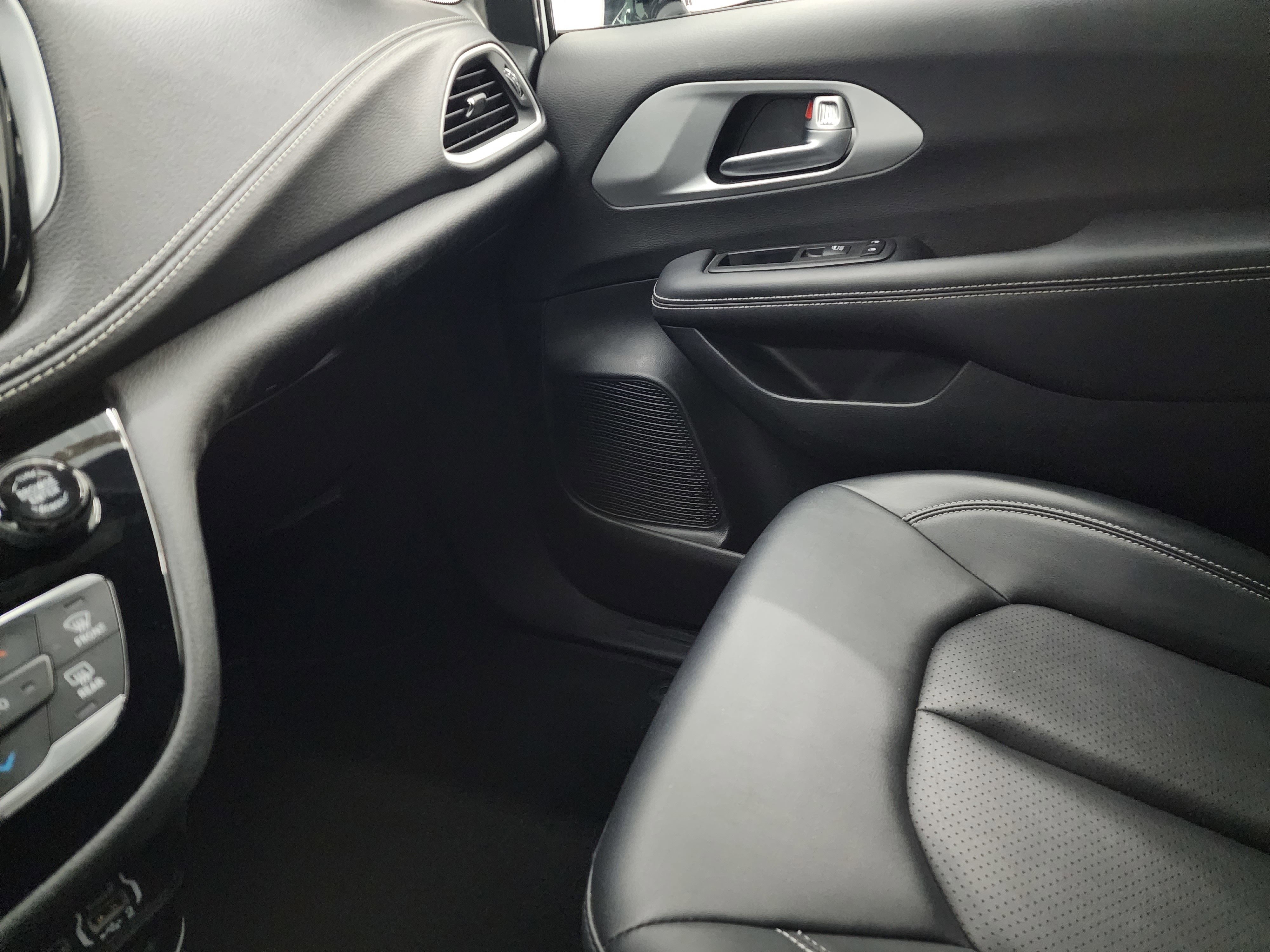 Used 2024 Chrysler Pacifica Limited image 13