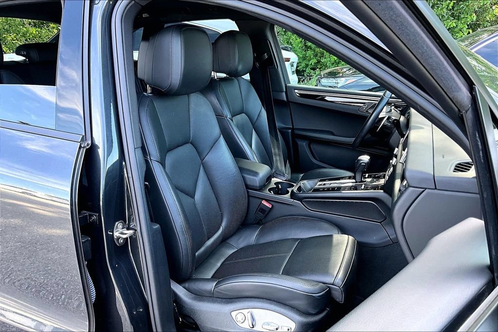 Used 2022 Porsche Macan w/ Premium Package Plus AWD/4WD image 9