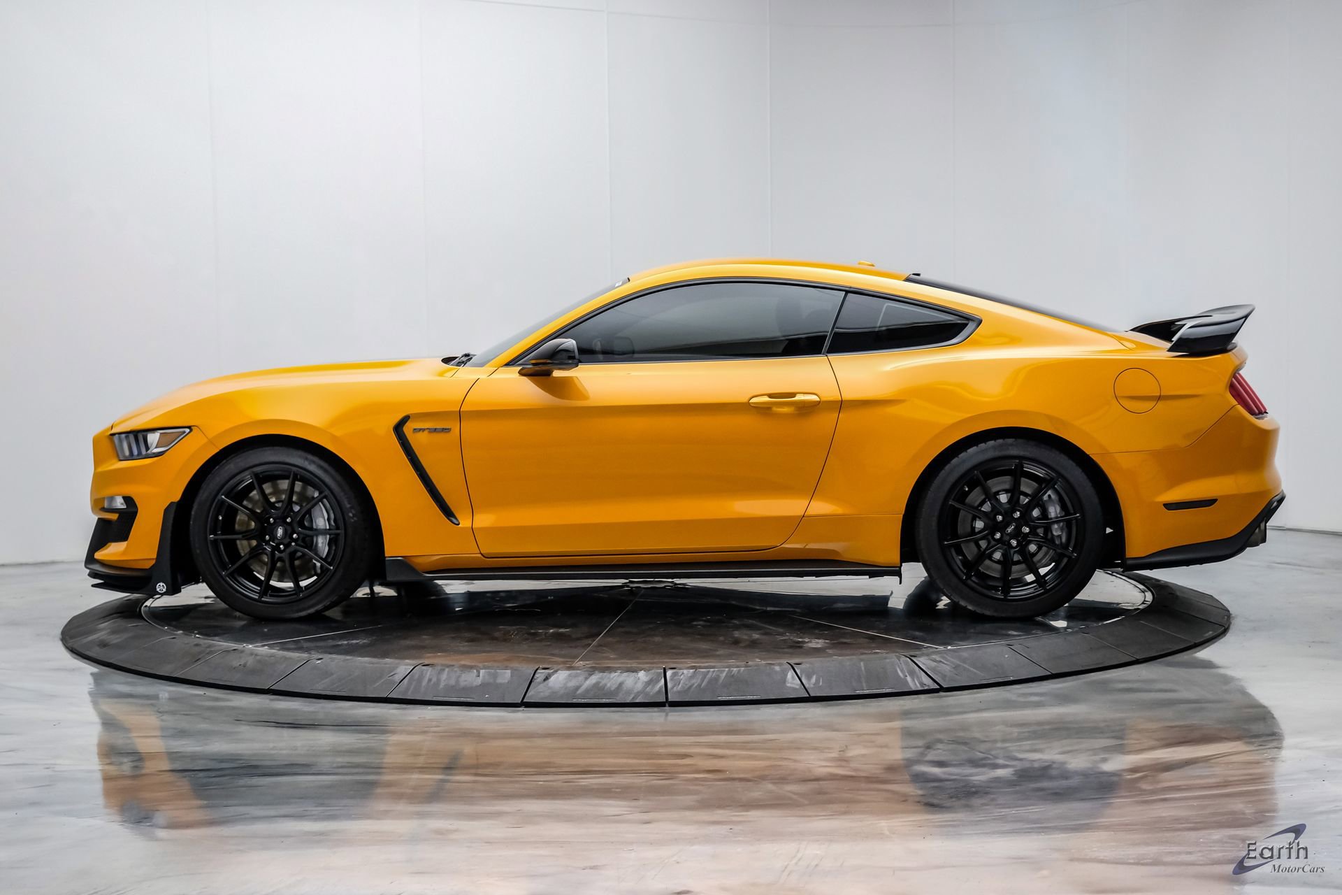 Used 2019 Ford Mustang Shelby GT350 w/ Technology Package RWD image 7