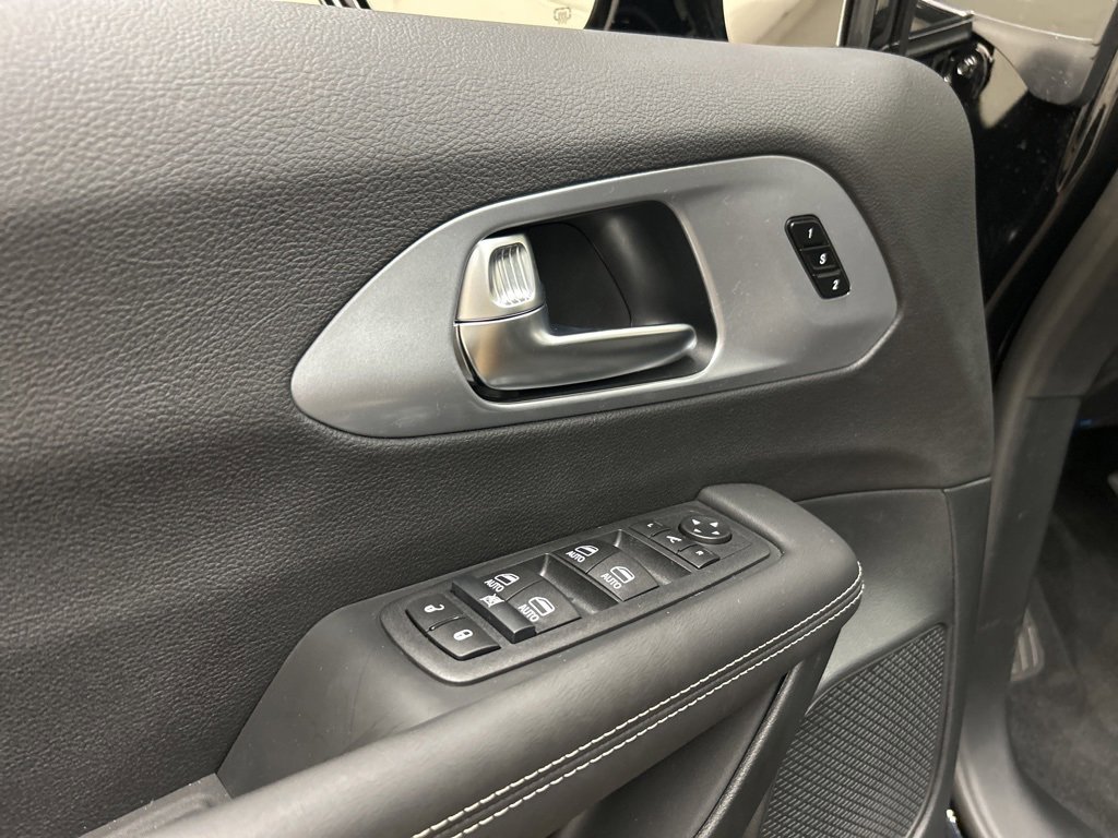New 2026 Chrysler Pacifica Limited image 27