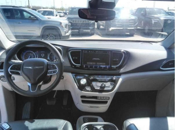 Used 2024 Chrysler Pacifica Touring-L FWD image 6