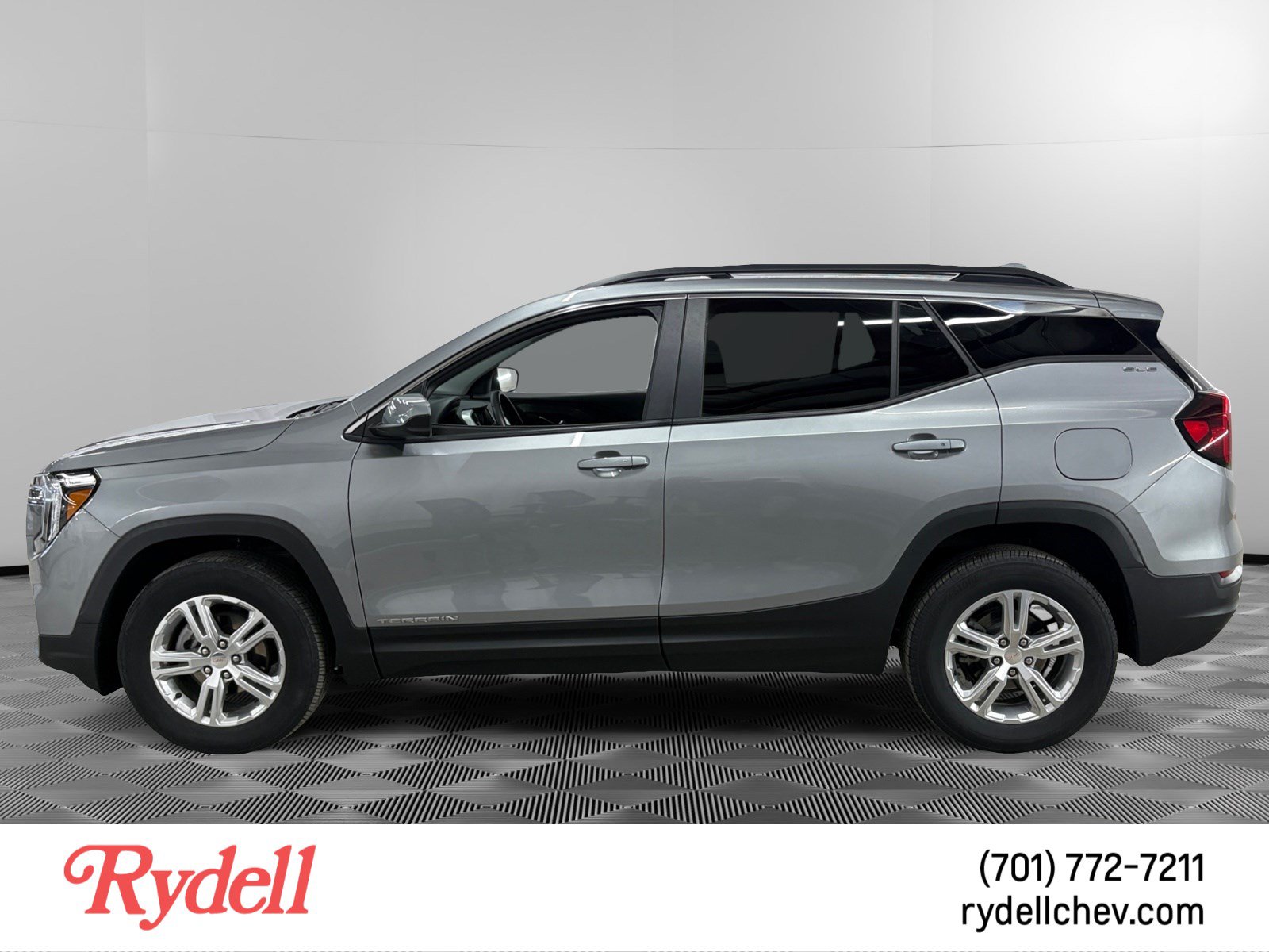 Used 2024 GMC Terrain SLE w/ Driver Convenience Package AWD/4WD image 2