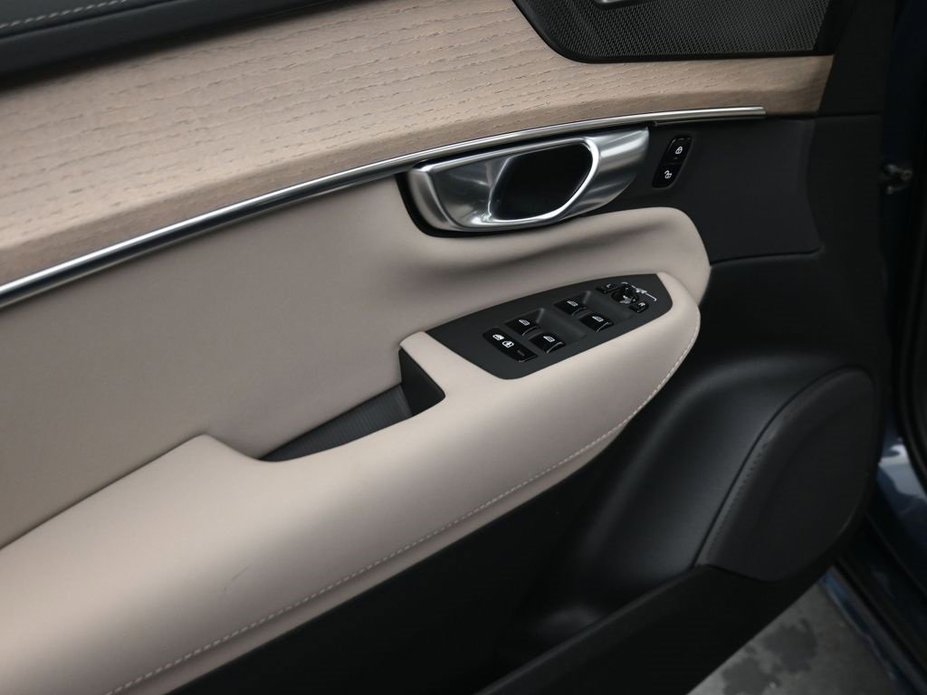 New 2026 Volvo XC90 B6 Plus w/ Protection Package Premier image 11
