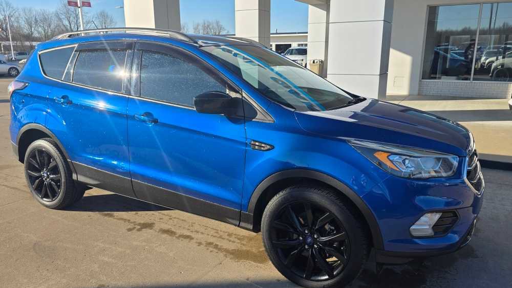 Used 2018 Ford Escape SE w/ SE Sport Appearance Package image 2