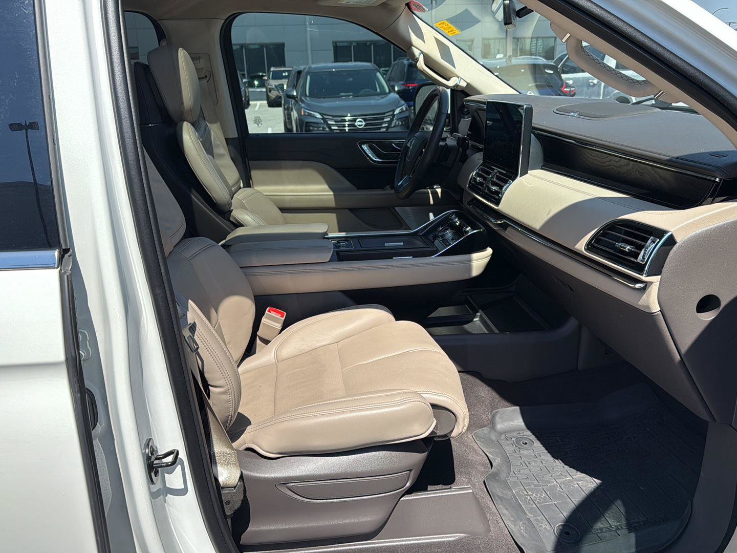 Used 2024 Lincoln Navigator Reserve w/ Equipment Group 201A AWD/4WD image 13