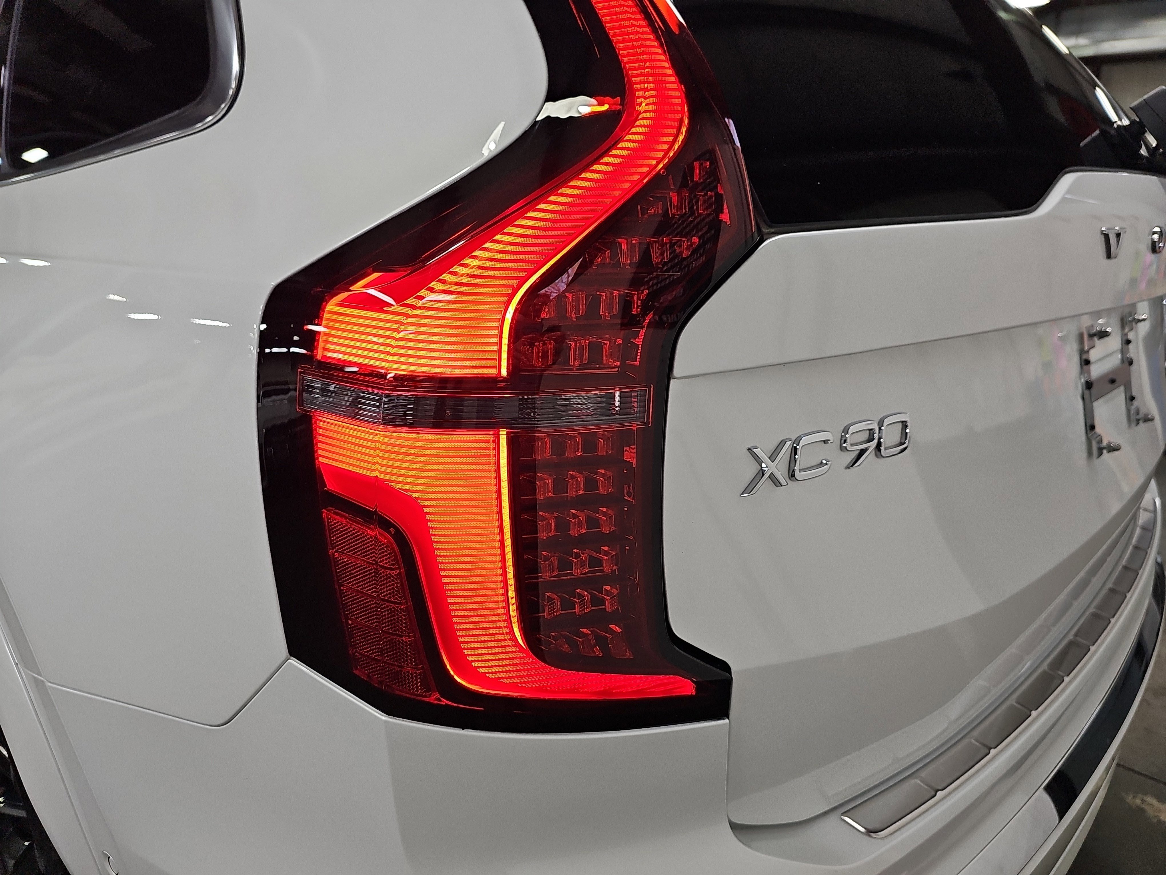 Used 2025 Volvo XC90 T8 Ultra w/ Protection Package Premier image 36