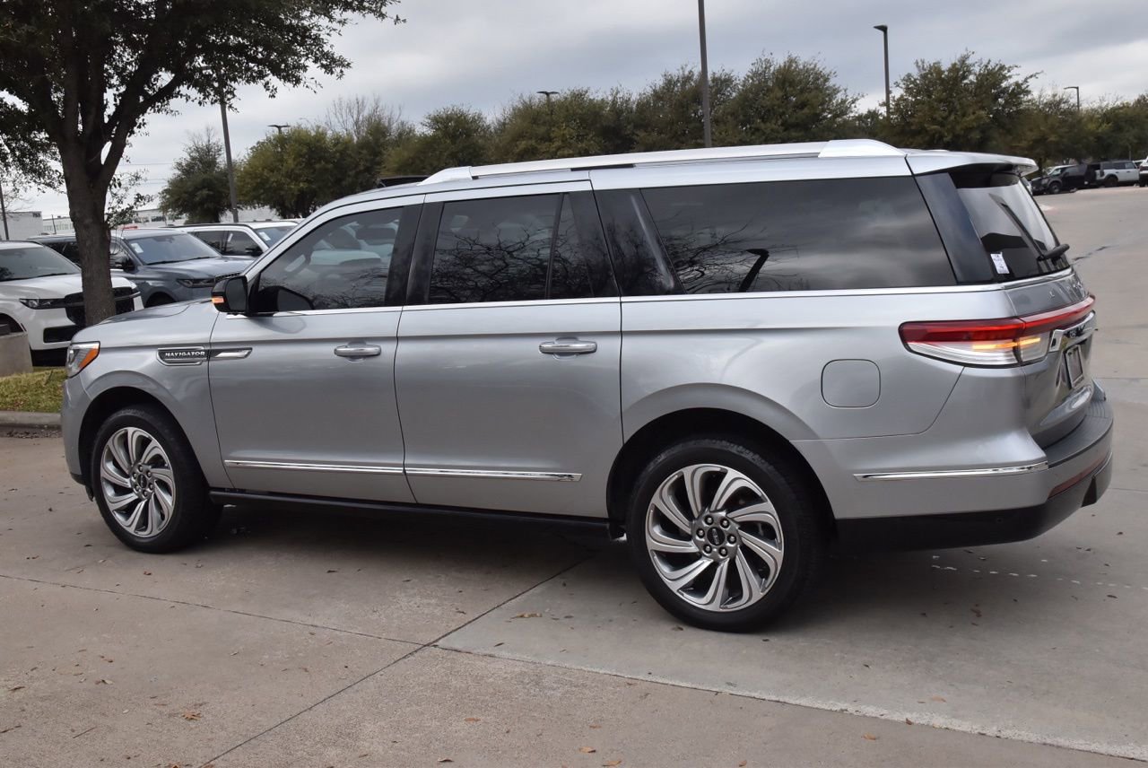 Used 2023 Lincoln Navigator L Reserve image 11