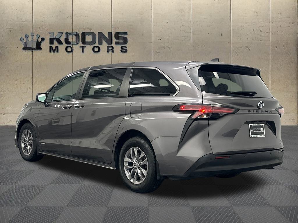 Used 2021 Toyota Sienna XLE image 6