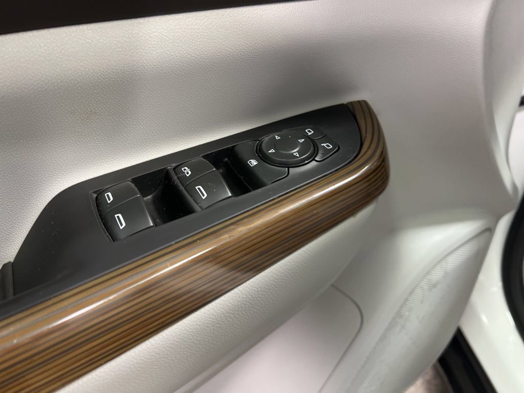 Used 2020 GMC Acadia SLE FWD image 21