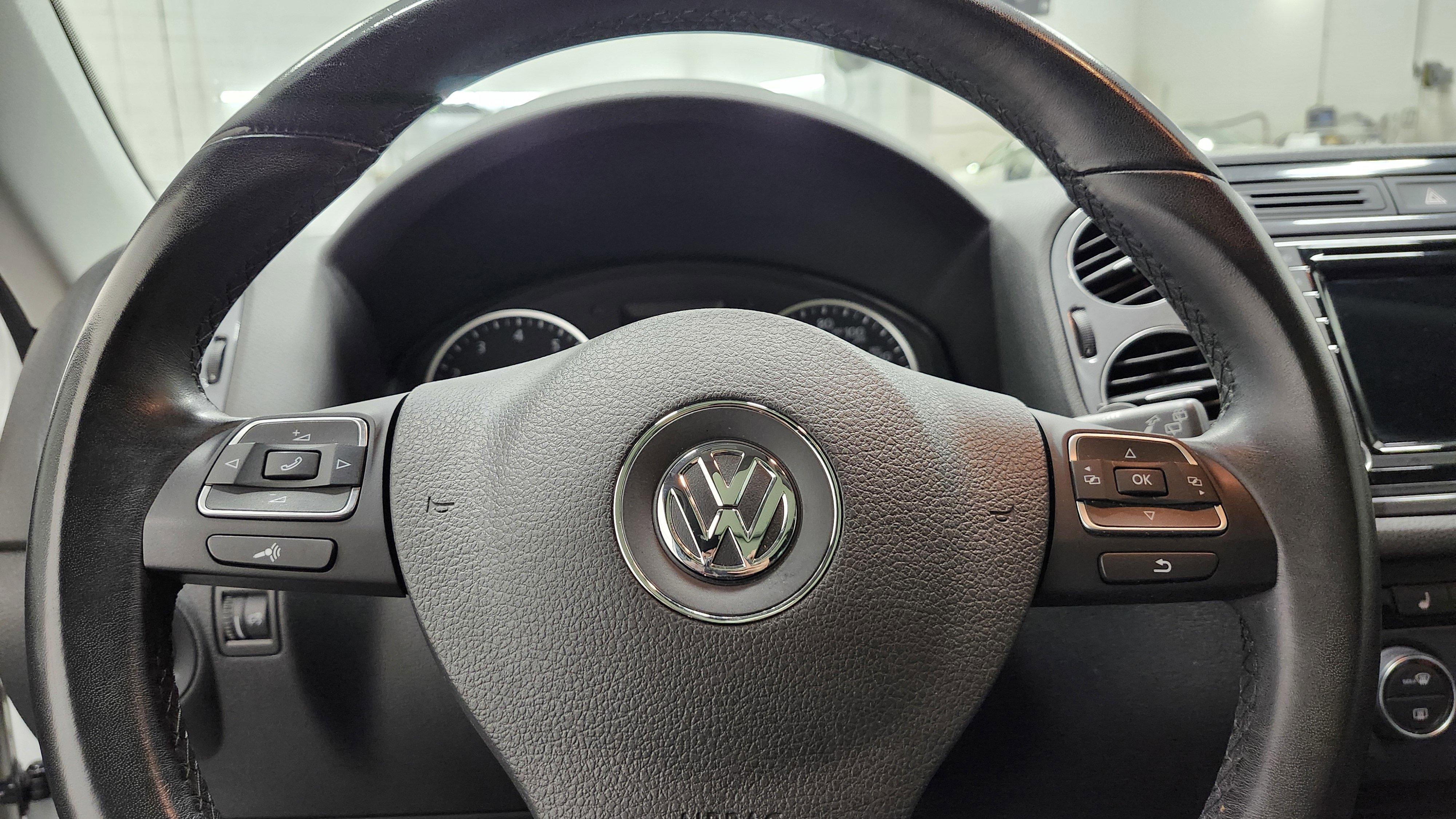 Used 2017 Volkswagen Tiguan SEL image 26