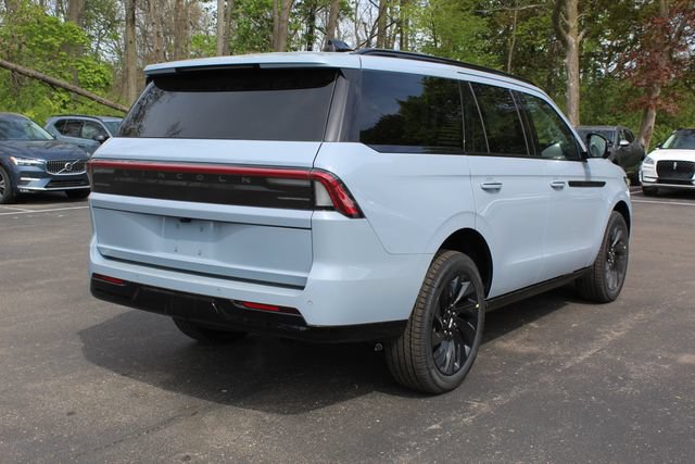 New 2026 Lincoln Navigator Reserve w/ Jet Appearance Package AWD/4WD image 3