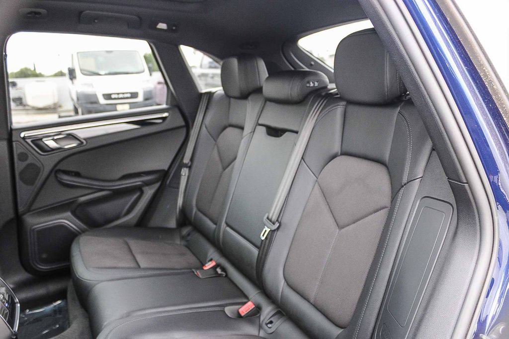 Used 2022 Porsche Macan AWD/4WD image 19