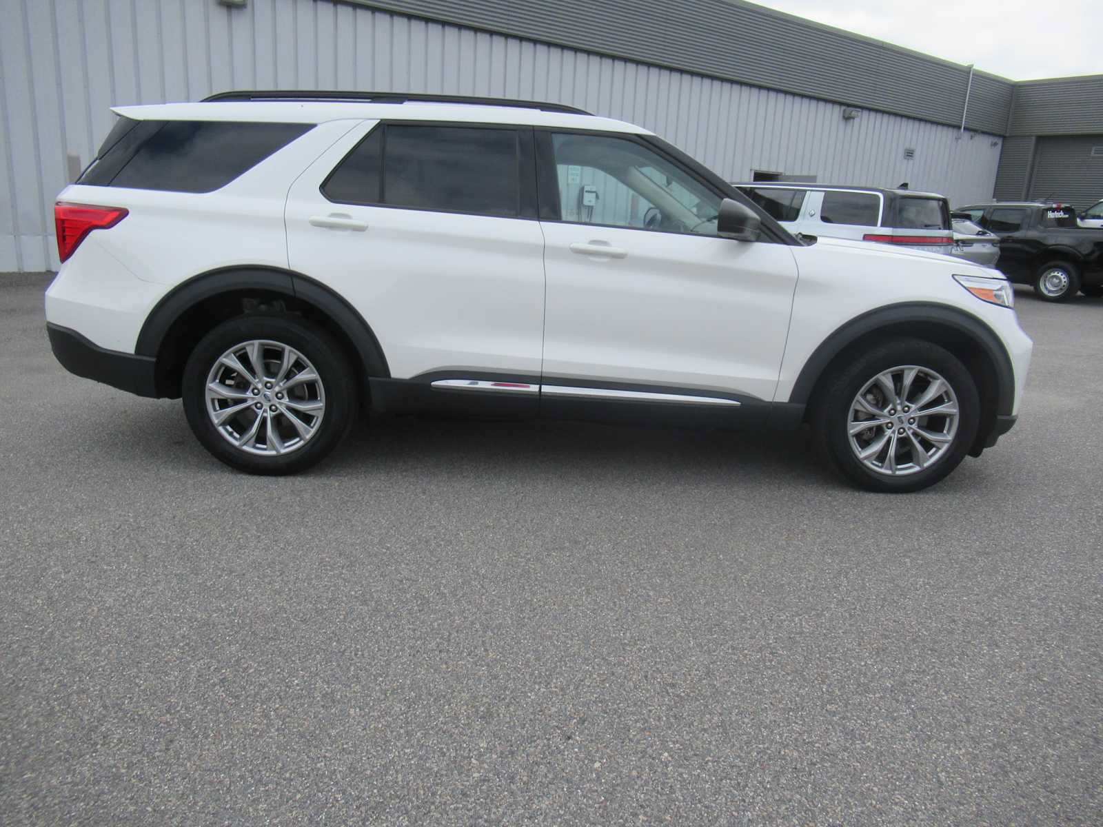 Used 2023 Ford Explorer XLT w/ Equipment Group 202A AWD/4WD image 4