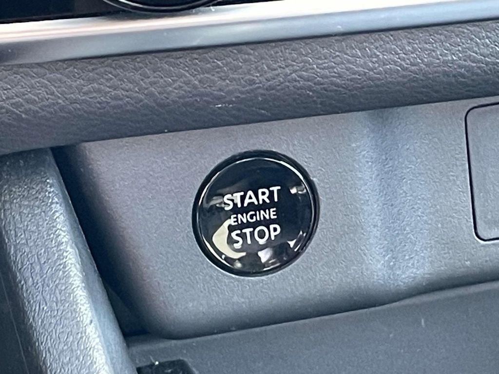 Used 2024 Nissan Rogue S image 27