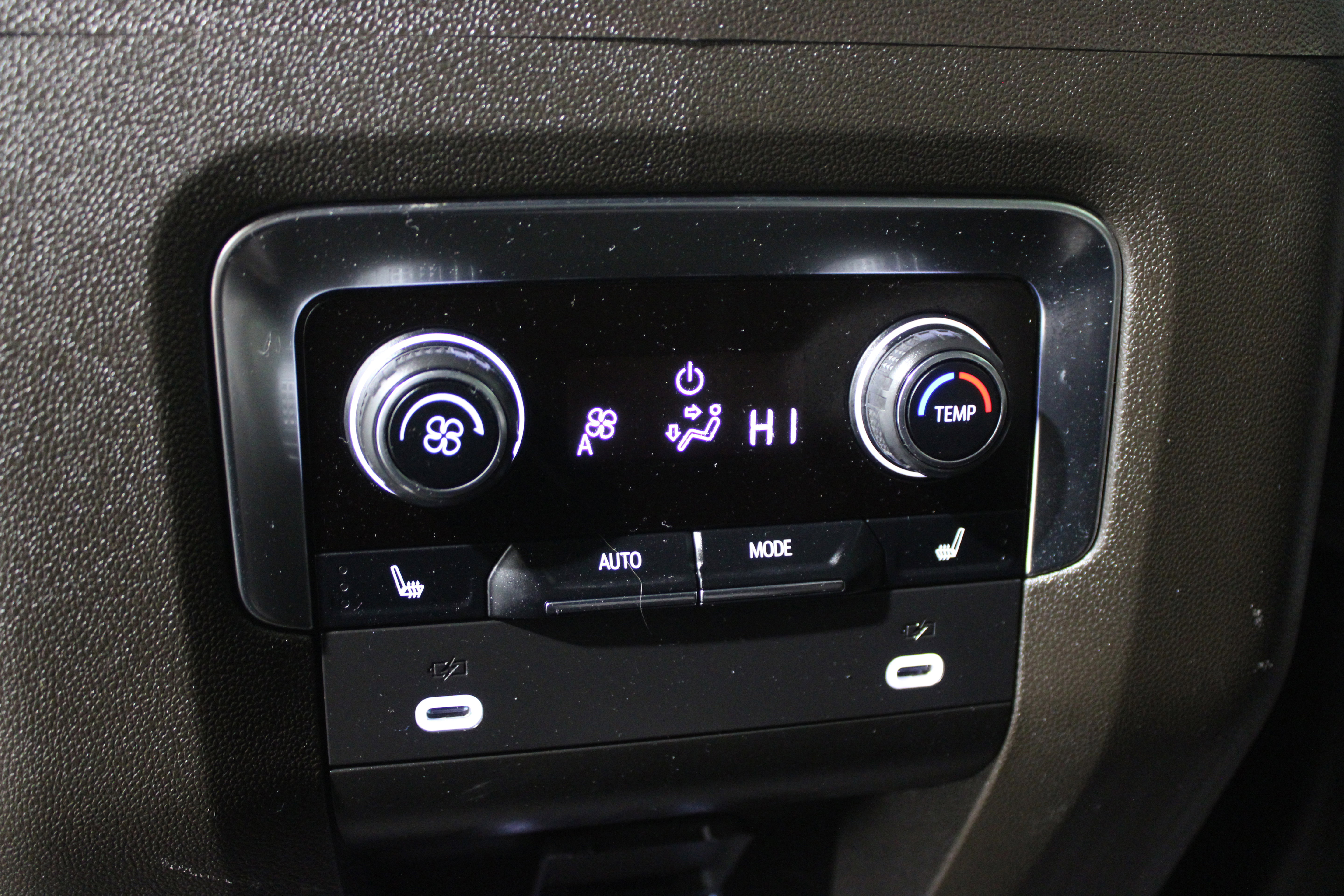 Used 2024 Chevrolet Suburban Z71 w/ Luxury Package image 25