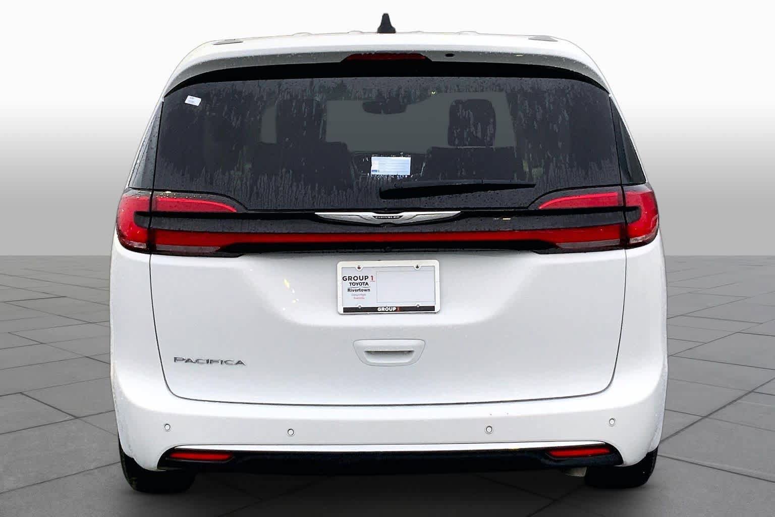 Used 2024 Chrysler Pacifica Touring-L FWD image 5
