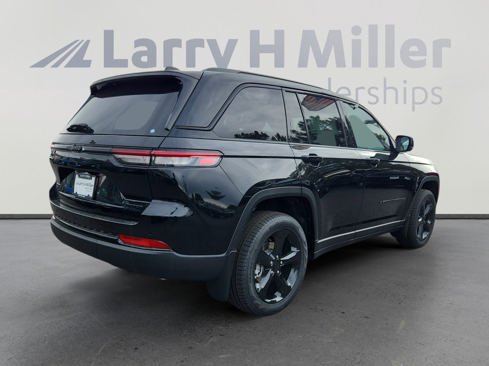 New 2025 Jeep Grand Cherokee Limited w/ Black Appearance Package image 5