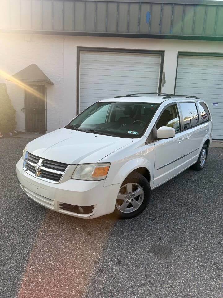 Used 2010 Dodge Grand Caravan SXT FWD image 1